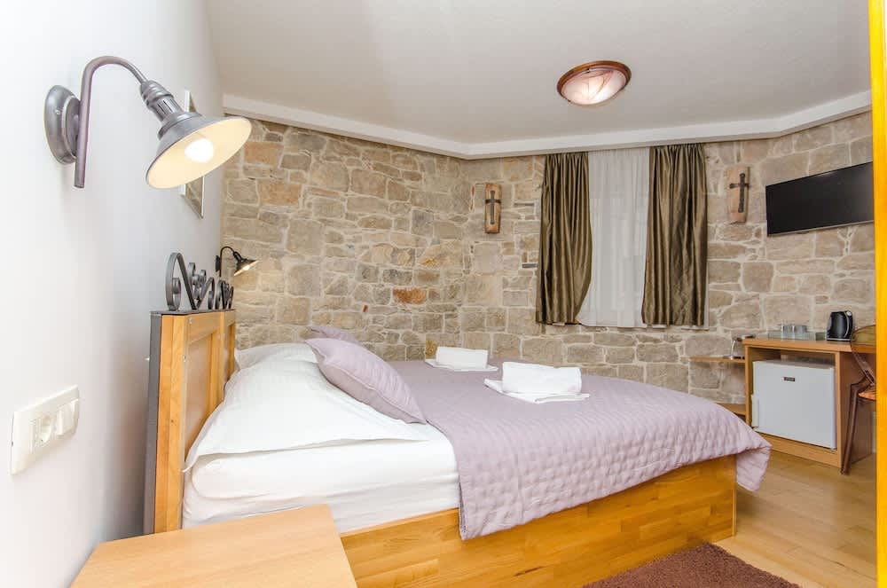 Apartment and Rooms Desideria 1