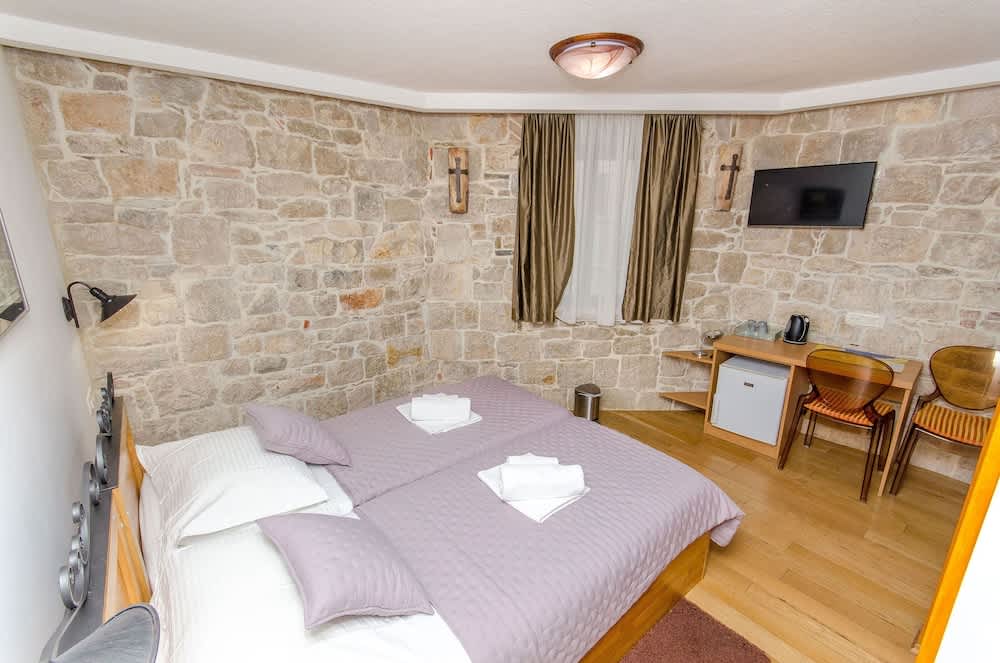 Apartment and Rooms Desideria 2