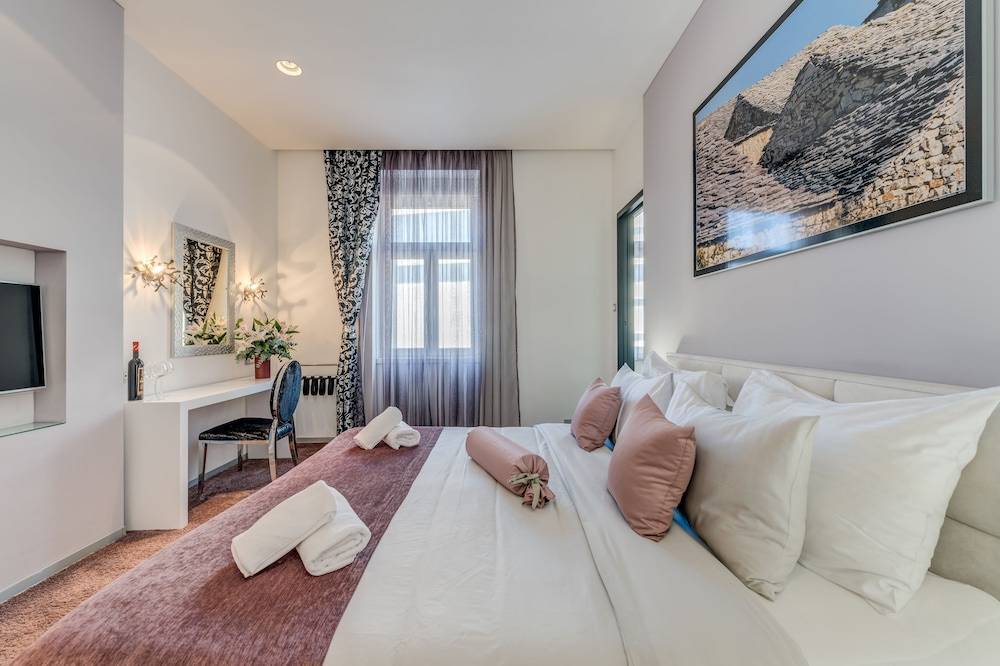 Starlight Luxury Rooms 2