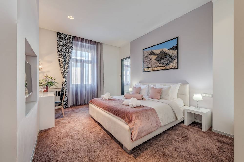 Starlight Luxury Rooms 1