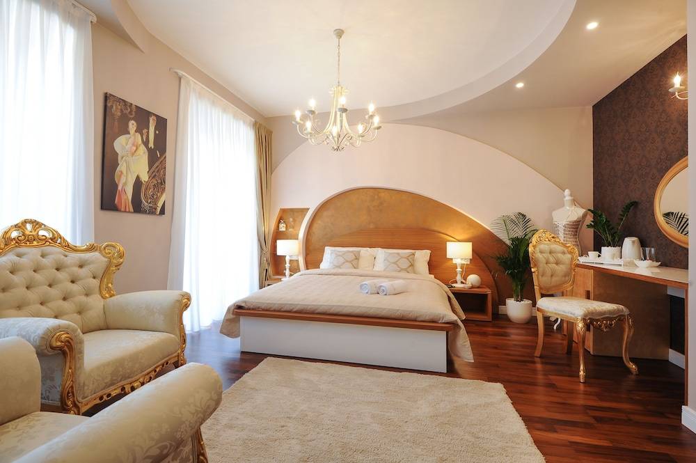 Silver & Gold Luxury Rooms 1