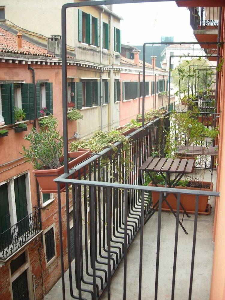 Guesthouse Alloggi Agli Artisti 1