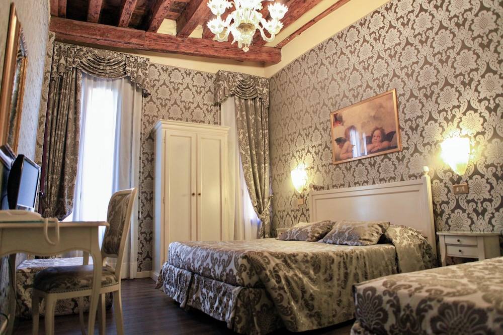 Hotel Bridge 1