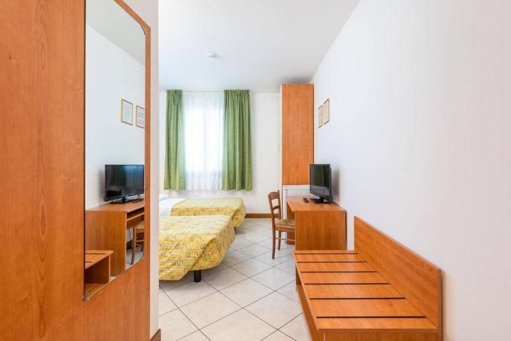 Albergo Nuova Aurora - FREE PARKING & BREAKFAST 2