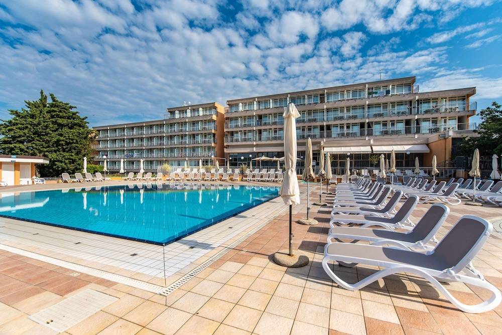 Arena Hotel Holiday 1
