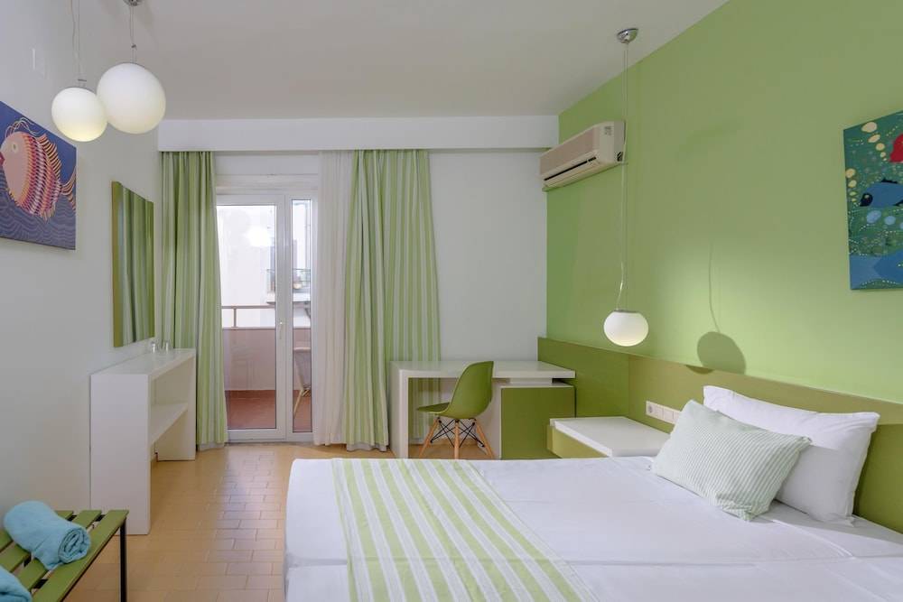 Zeus Hotels Palm Beach 1