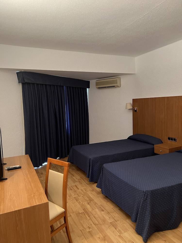 Hotel El Cisne - parking exterior gratuito 1