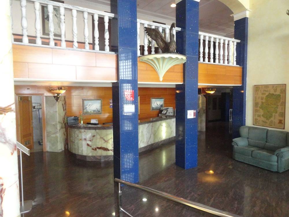 Hotel El Cisne - parking exterior gratuito 2