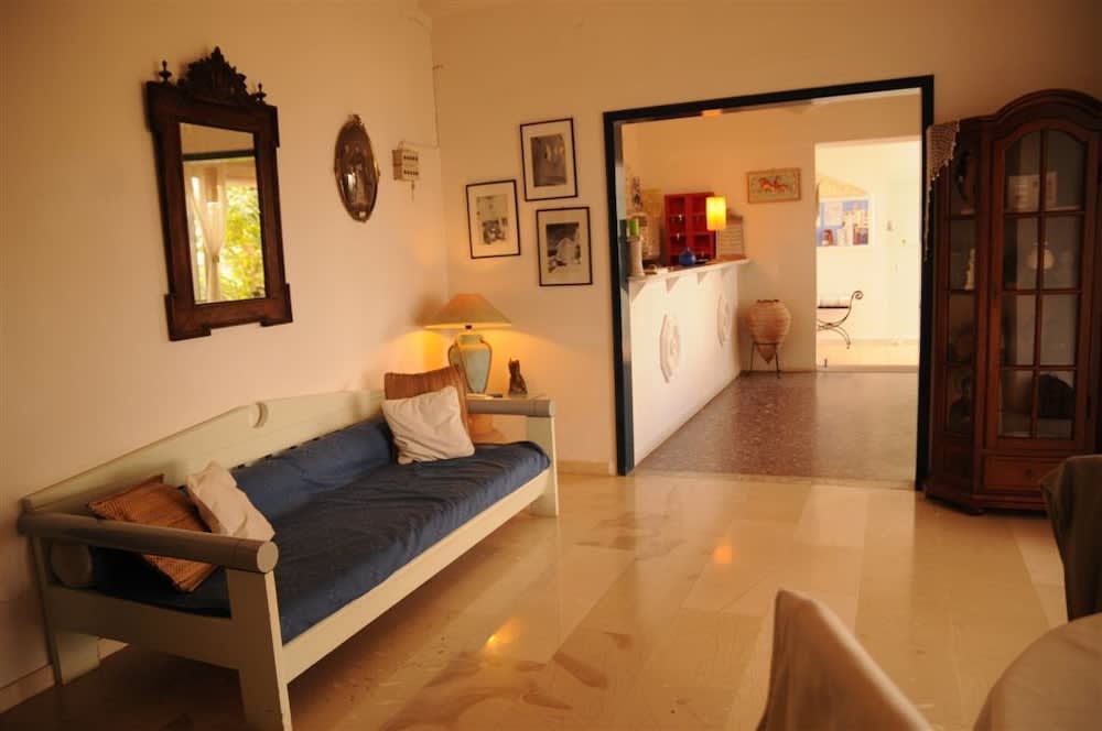 Akrotiri Hotel 2