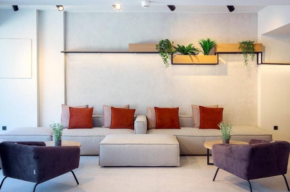 The City Hotel & Suites 2