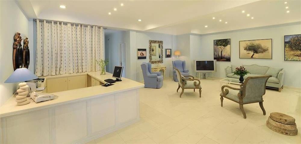 Alesahne Beach Hotel 1