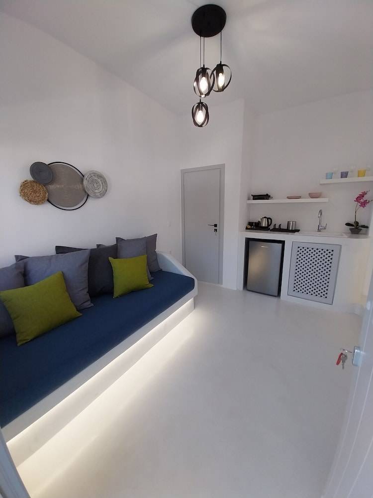 East Wind Perissa 2