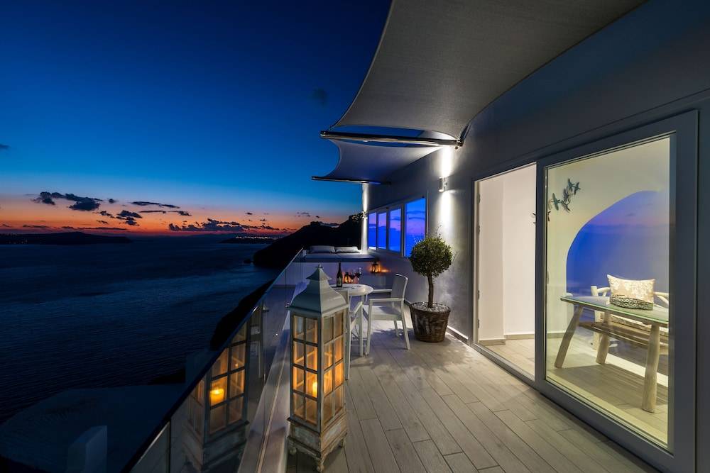 Fira Deep Blue Suites 1