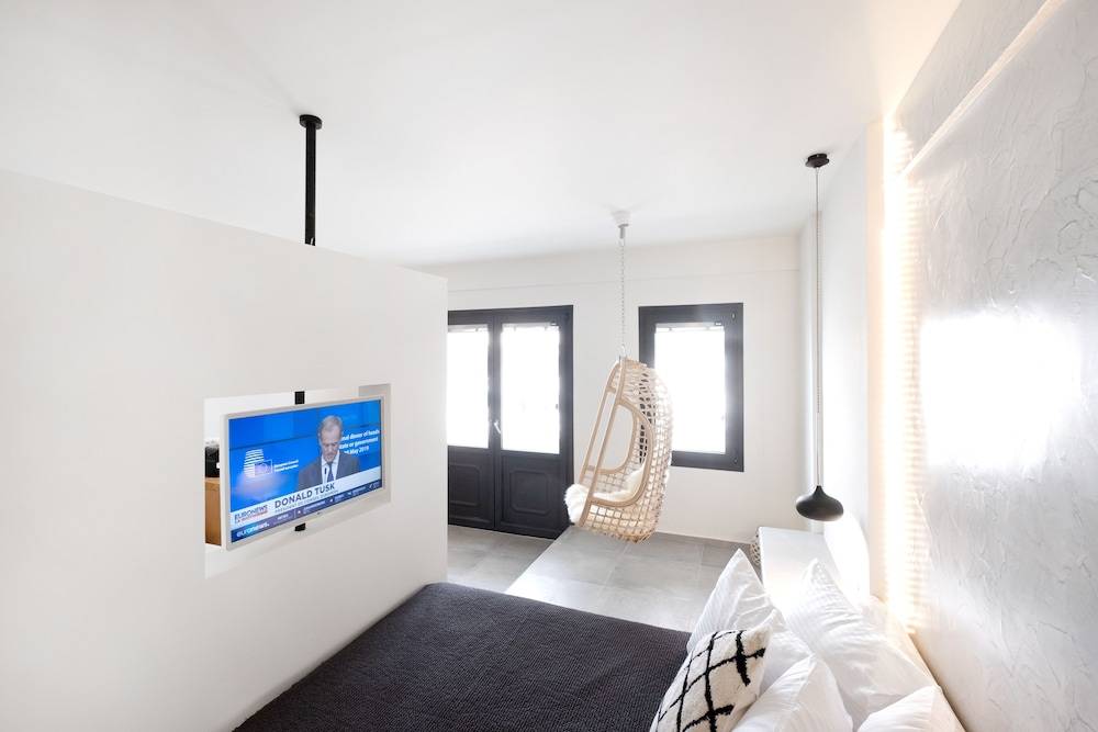 George & Joanna Suites Santorini 2