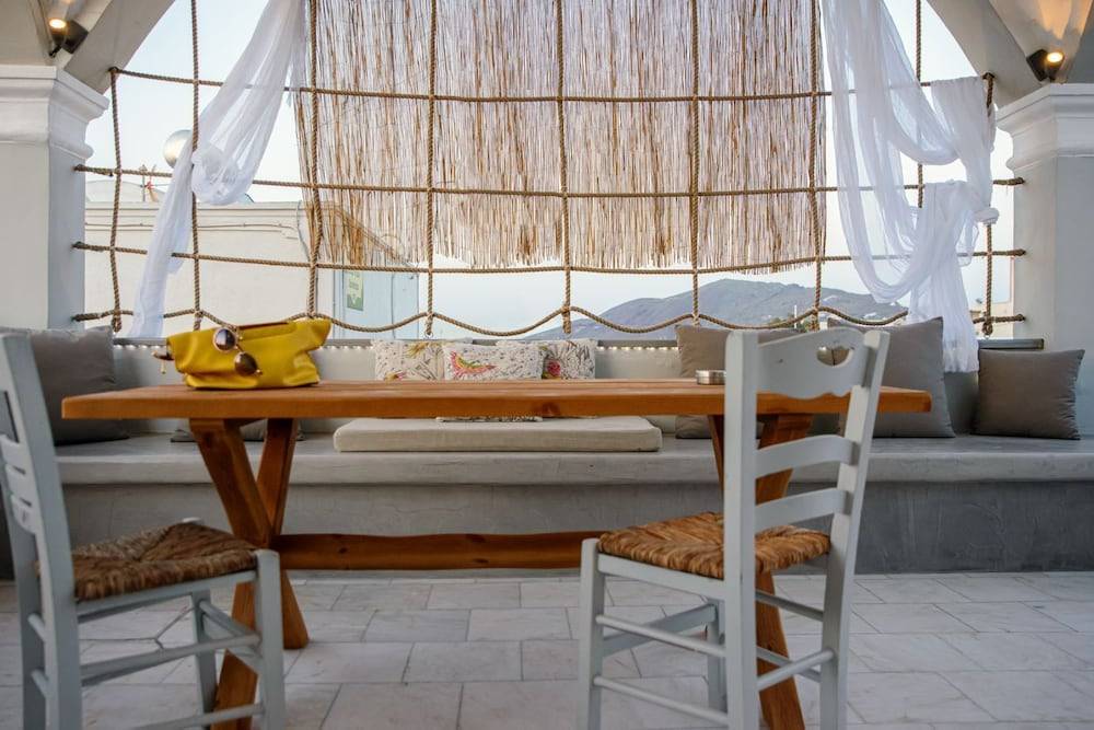 Central Hostel Oia 2