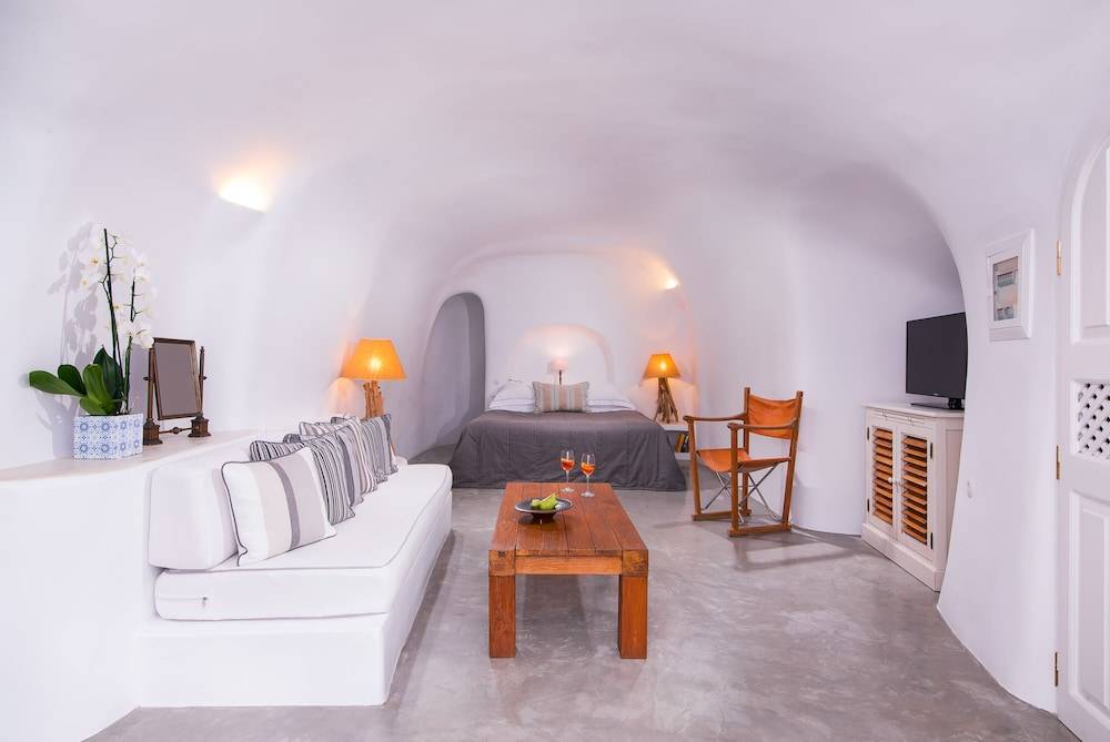 Pezoules of Oia 2