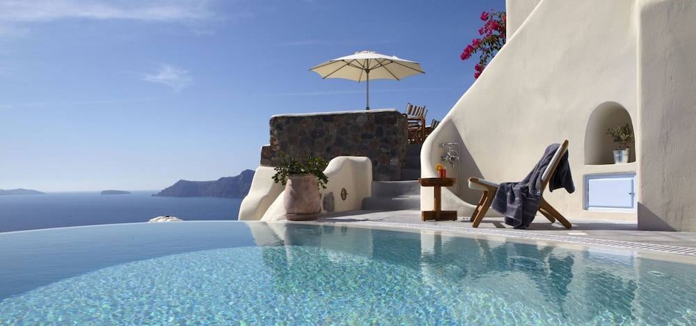 Pezoules of Oia 1