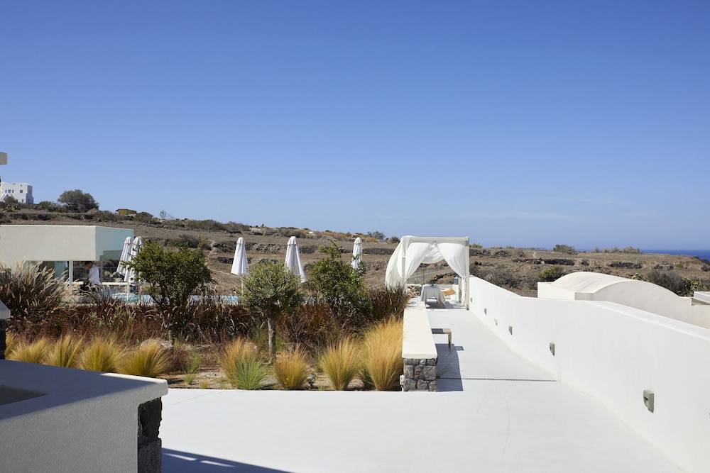 Adorno Oia 2