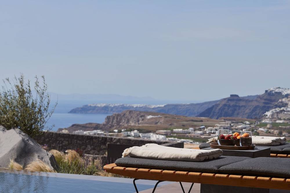 Apikia Santorini 1