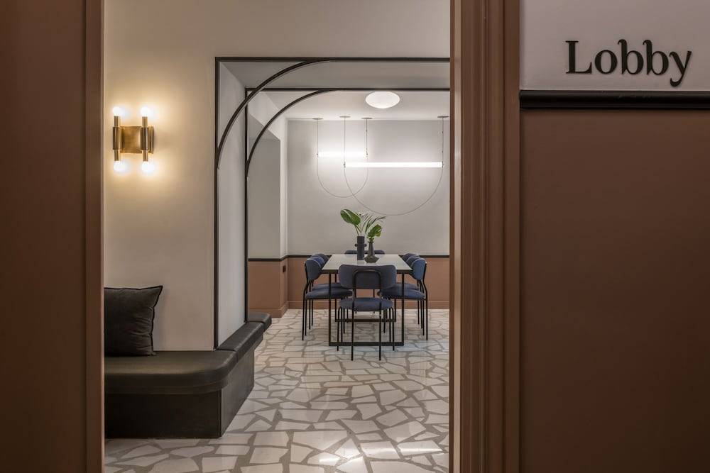 72 AD Urban Comfort Suites 2