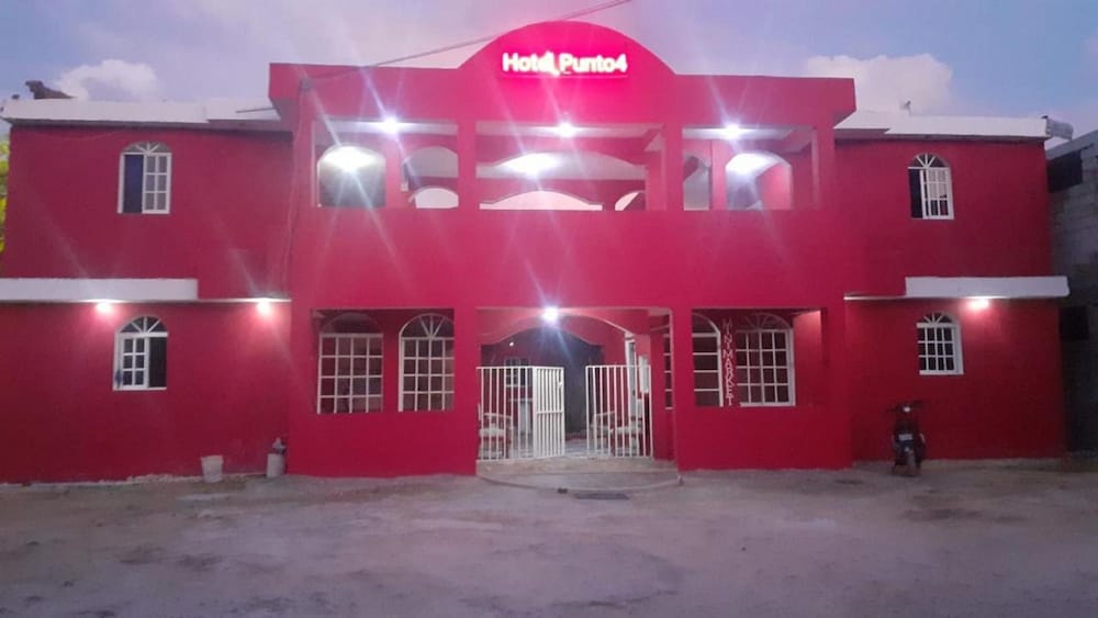 Hotel Punto 4 1