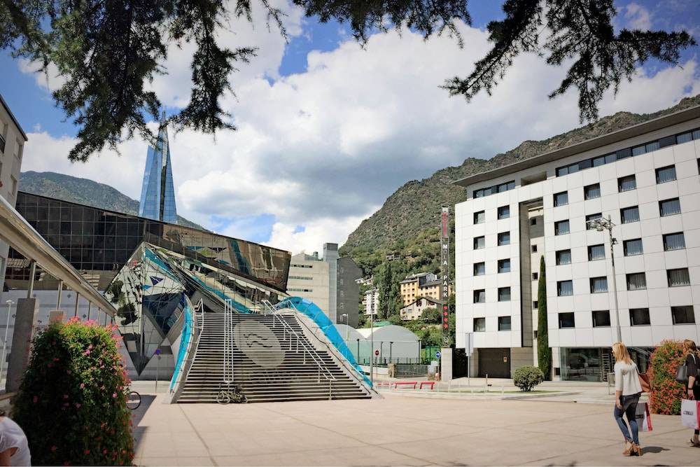 Yomo Mola Park 1