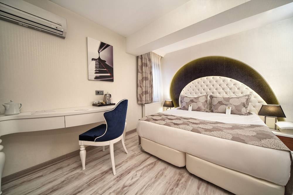 Demonti Hotel 2