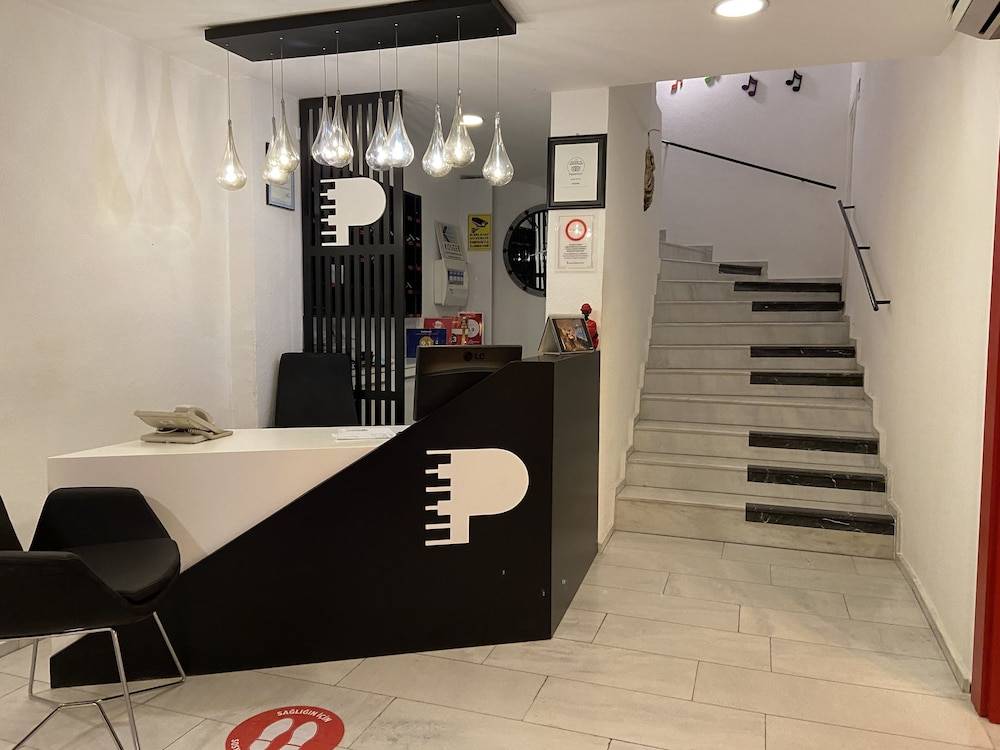 Piano Hotel 2