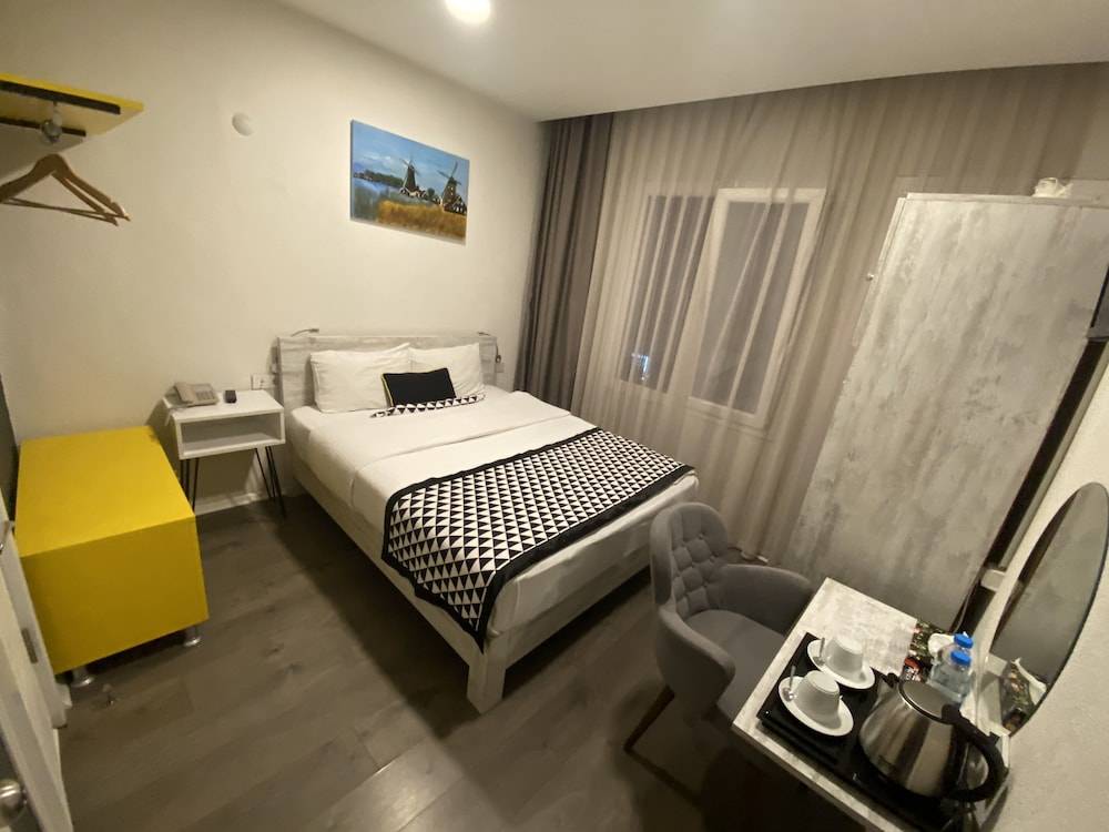 Piano Hotel 1