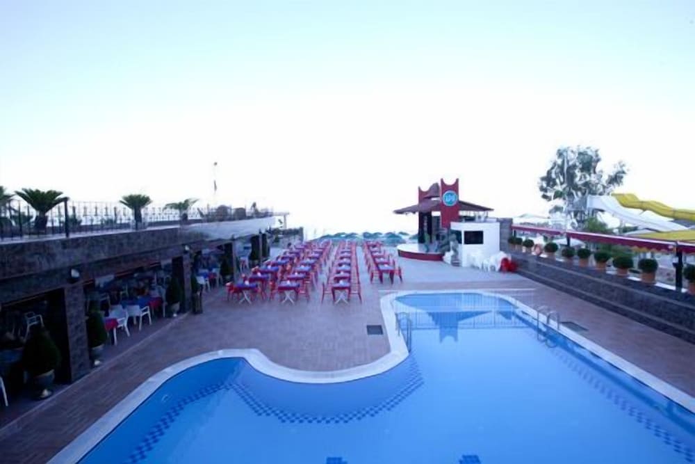 Aleria Belport Beach Hotel 1