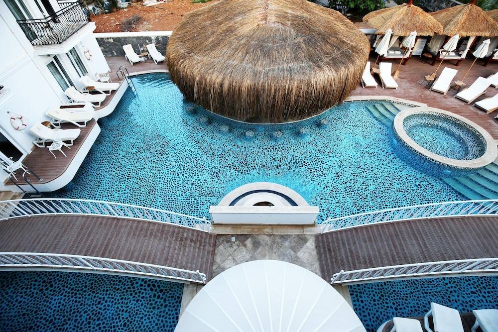 Pinehill Hotel & Suites 1