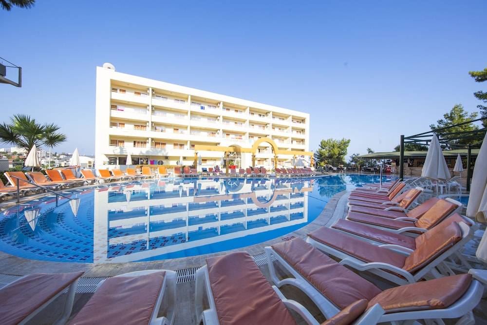 Tuntas Family Suites Kusadasi 1