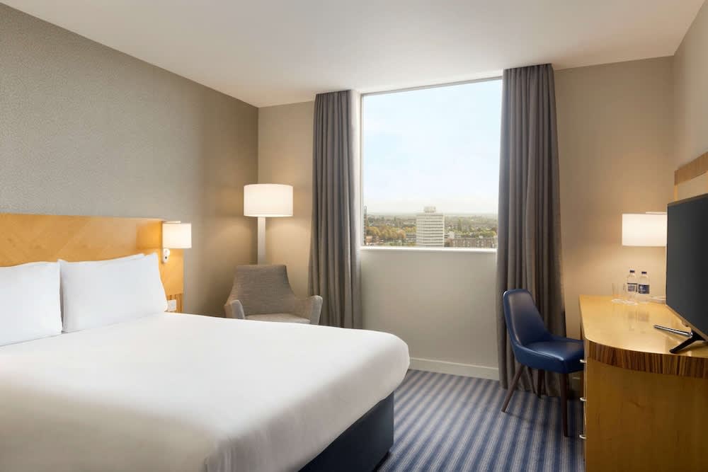 Ramada Hotel & Suites by Wyndham Coventry 1