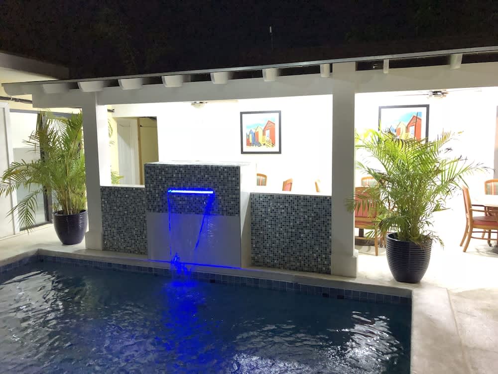 Colony Club Inn & Suites 2