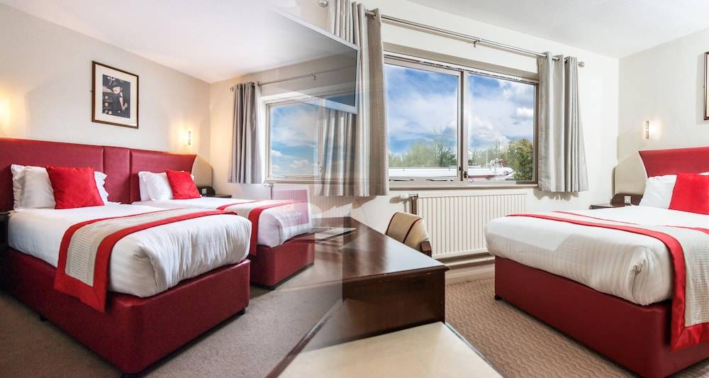Peartree Lodge Waterside 1