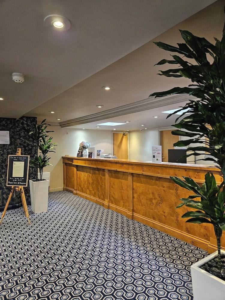 The Queens Hotel & Victoria Cloisters Apartments 2