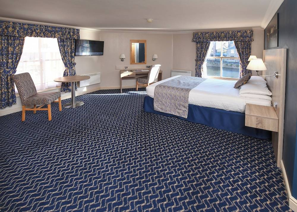 The Queens Hotel & Victoria Cloisters Apartments 1