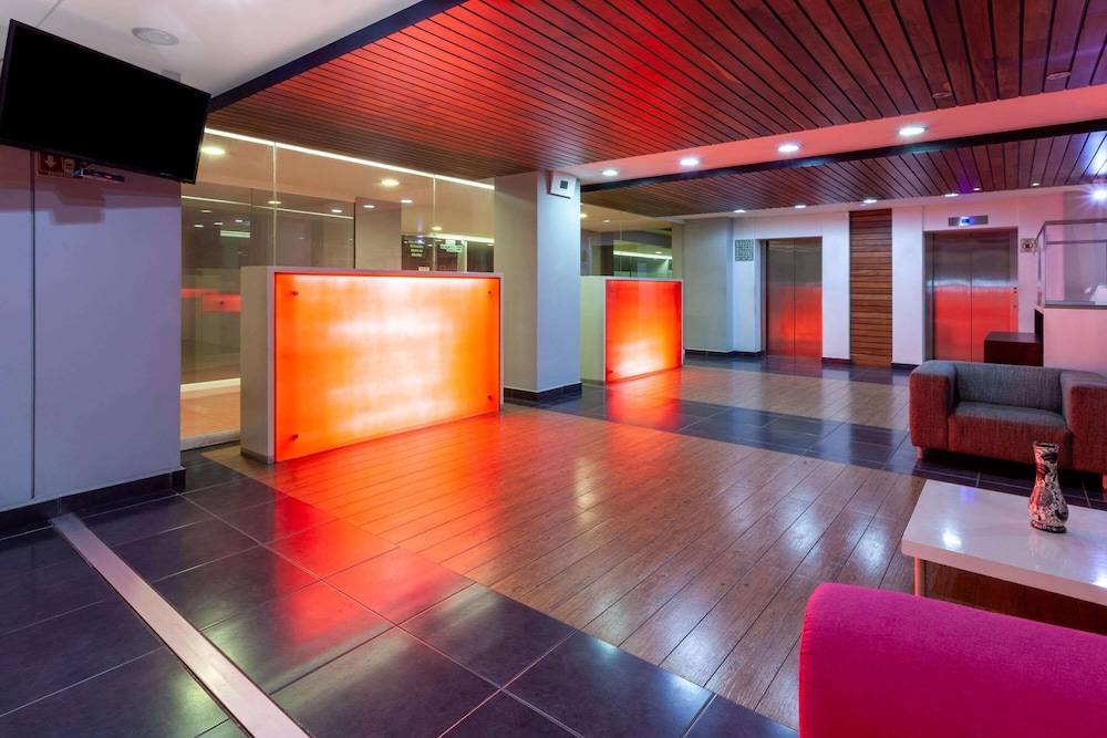 Ramada by Wyndham Acapulco Hotel & Suites 2