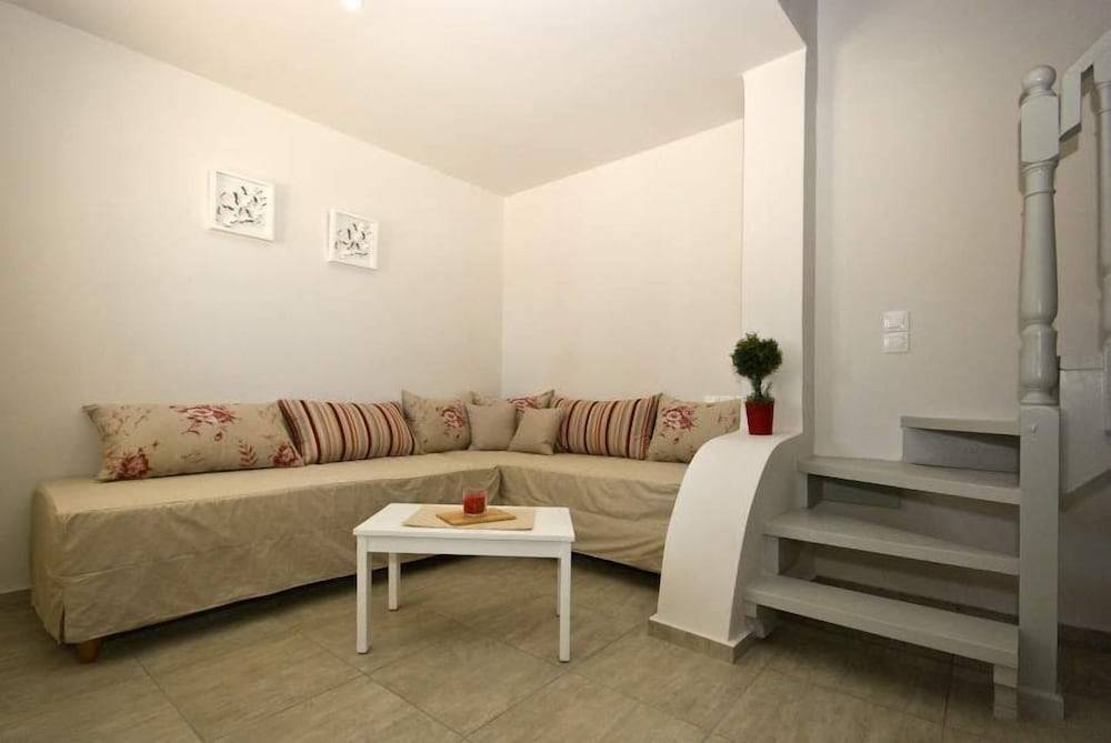 Alafouzos Studios & Apartments 2