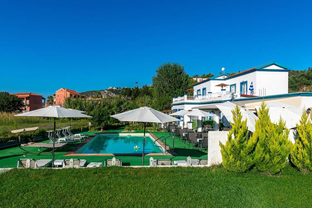 Akis Villa Studios & Apartment with Pool by Hotelius 1