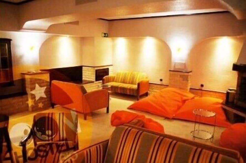 Moon Hostel Bio 1