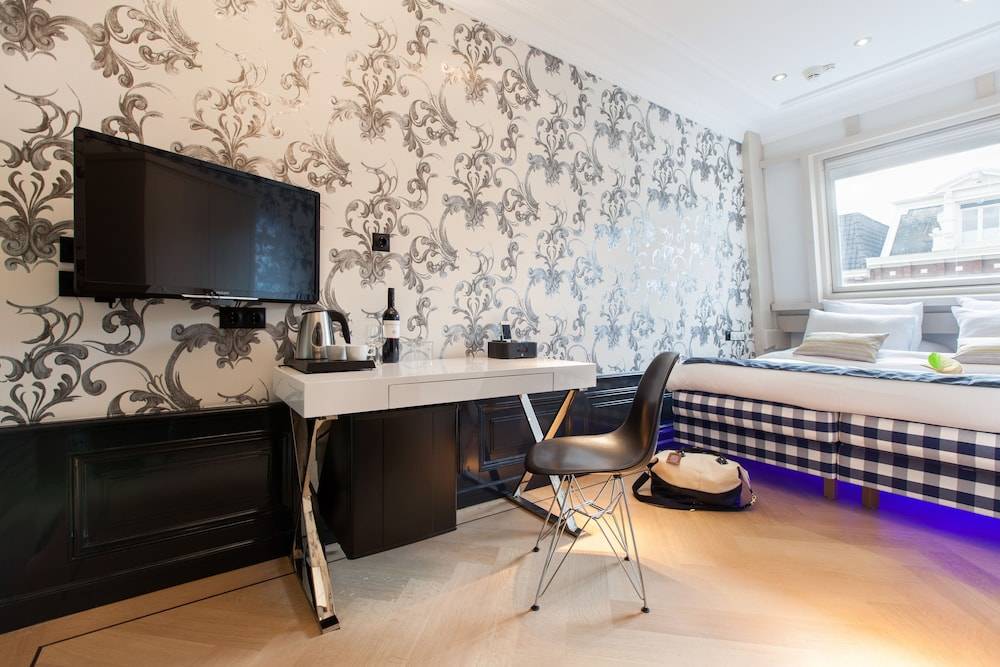 Amsterdam Canal Hotel 1