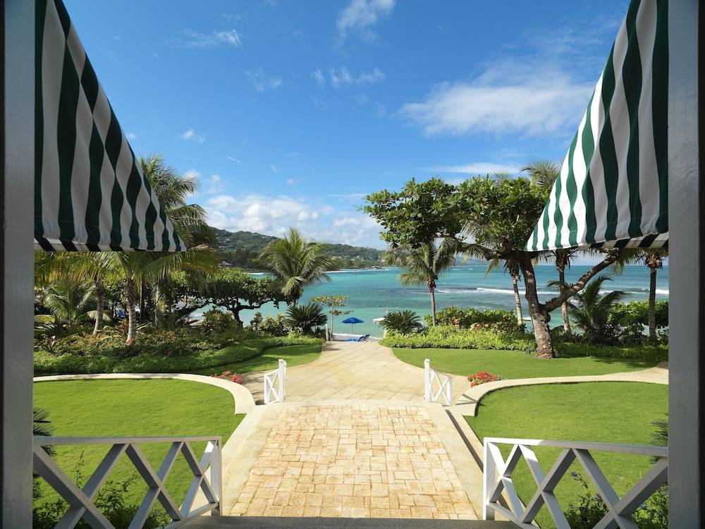 Round Hill Hotel & Villas 2