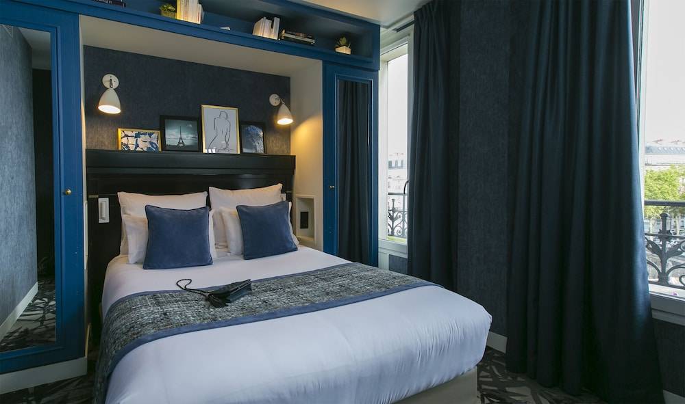 Hotel de Neuville Arc de Triomphe 1