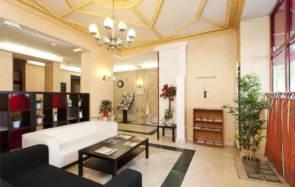 Hotel Ferney République 1