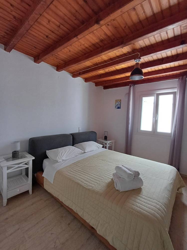 Manos Rooms 2