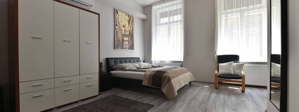 Corvin Point Rooms and Apartments 1