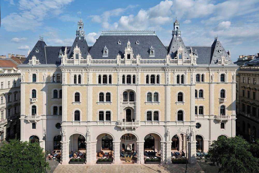 W Budapest 1