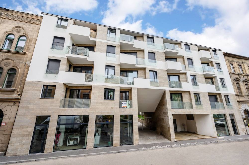 Elisabeth Downtown Apartments by FirstHost 1