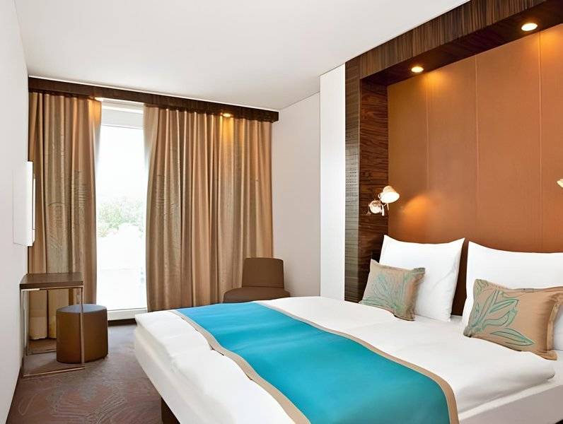 Motel One Salzburg-Mirabell 1